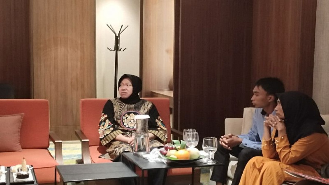 Menteri Sosial (Mensos) Tri Rismaharini saat menemui keluarga dia penerima manfaat di Lampung. Bandarlampung, Kamis (22/6/2023) ANTARA/Ruth Intan Sozometa Kanafi.