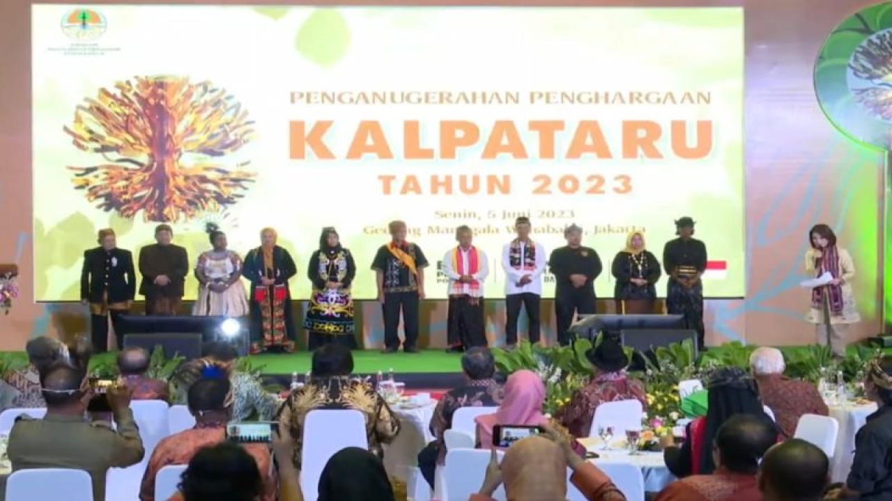 Menteri Lingkungan Hidup dan Kehutanan Siti Nurbaya Bakar memberikan penghargaan Kalpataru kepada para pahlawan lingkungan hidup dan kehutanan di Gedung Manggala Wanabakti, Kementerian LHK, Jakarta Pusat, Senin (5/6/2023). (ANTARA/HO-Kementerian LHK)