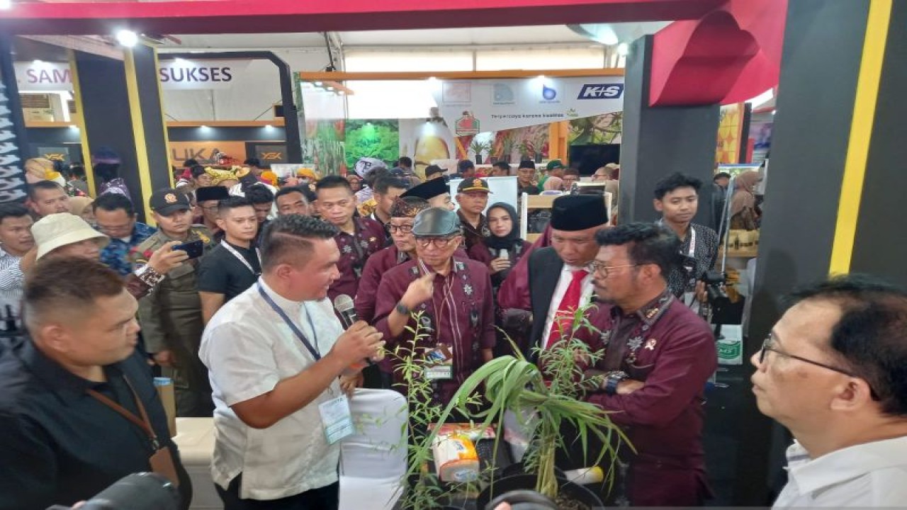 Menteri Pertanian Syahrul Yasin Limpo bersama Gubernur Mahyeldi meninjau Paviliun Sumbar. ANTARA/HO-Disperindag Sumbar
