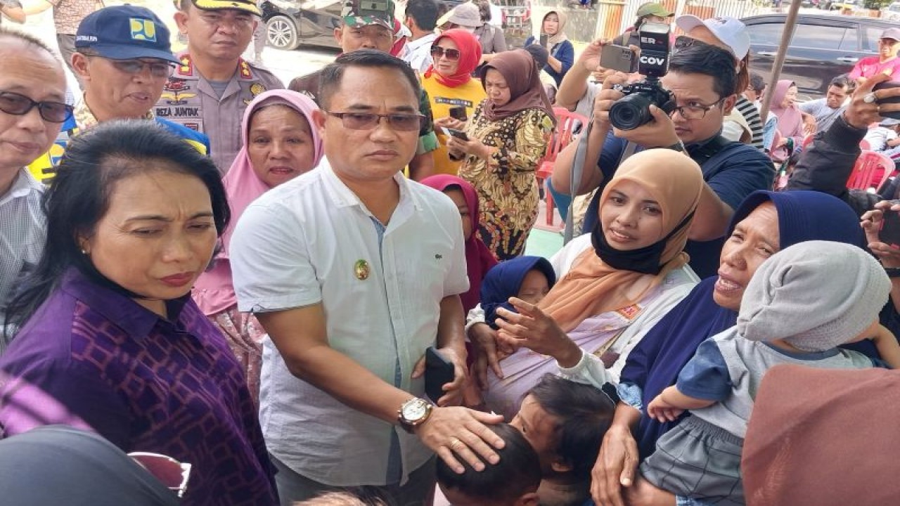 Menteri PPPA Ayu Bintang Darmawati berbincang dengan warga penyintas gempa dan liluefaksi Sigi, berlangsung di lokasi Huntap Pombewe, Kecamatan Sigi Biromaru, Jumat (9/6/2023) (ANTARA/Muhammad Hajiji)