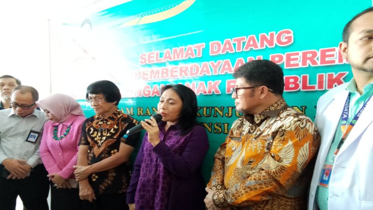 Menteri Pemberdayaan Perempuan dan Perlindungan Anak (PPPA) I Gusti Ayu Bintang Darmawati melakukan konferensi pers bersama awak media di RSUD Undata, Palu, Jumat (9/6/2023). ANTARA/Nur Amalia Amir