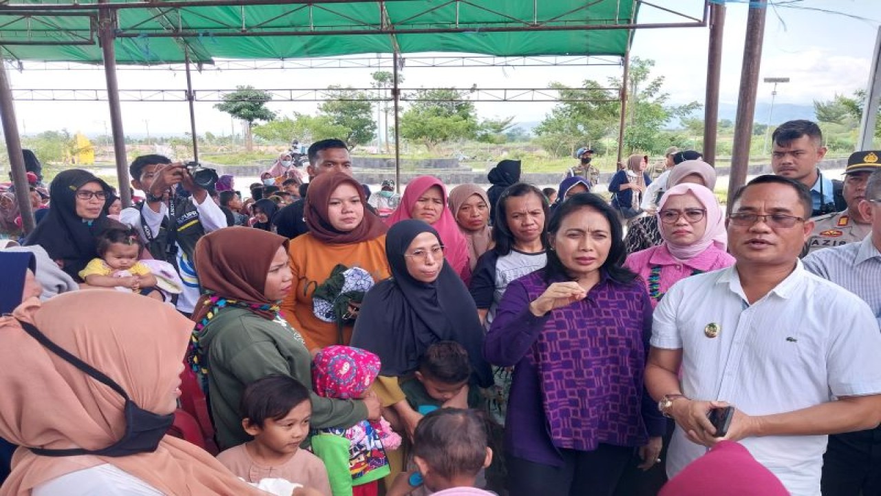 Menteri PPPA Ayu Bintang Darmawati berdialog dengan warga penyintas gempa dan likuefaksi di lokasi hunian tetap Pombewe, Kecamatan Sigi Biromaru, Kabupaten Sigi, Sulawesi Tengah, Jumat (9/6/2023). (ANTARA/Muhammad Hajiji)
