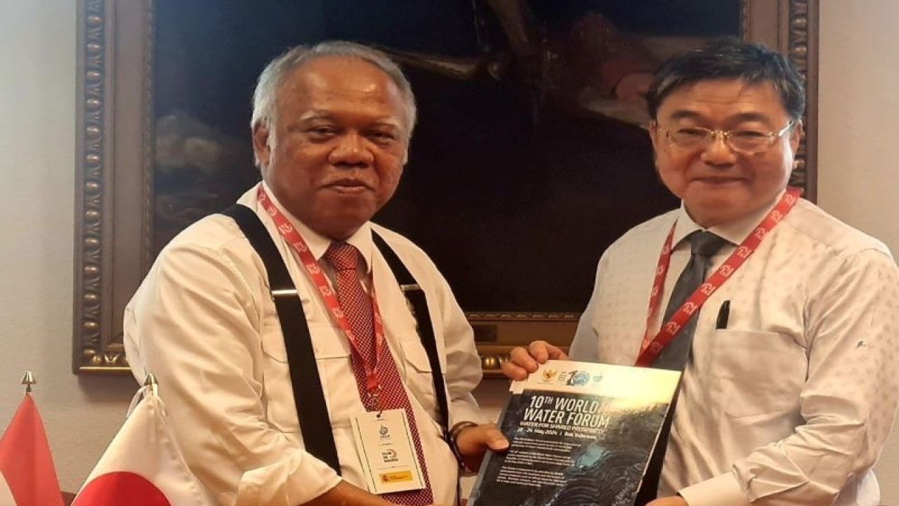 Menteri Pekerjaan Umum dan Perumahan Rakyat Basuki Hadimuljono (kiri) melakukan pertemuan bilateral dengan Wakil Menteri Parlementer Ministry of Land, Infrastructure, Transport, and Tourism Jepang Furukawa Yasushi. ANTARA/HO - Kementerian PUPR
