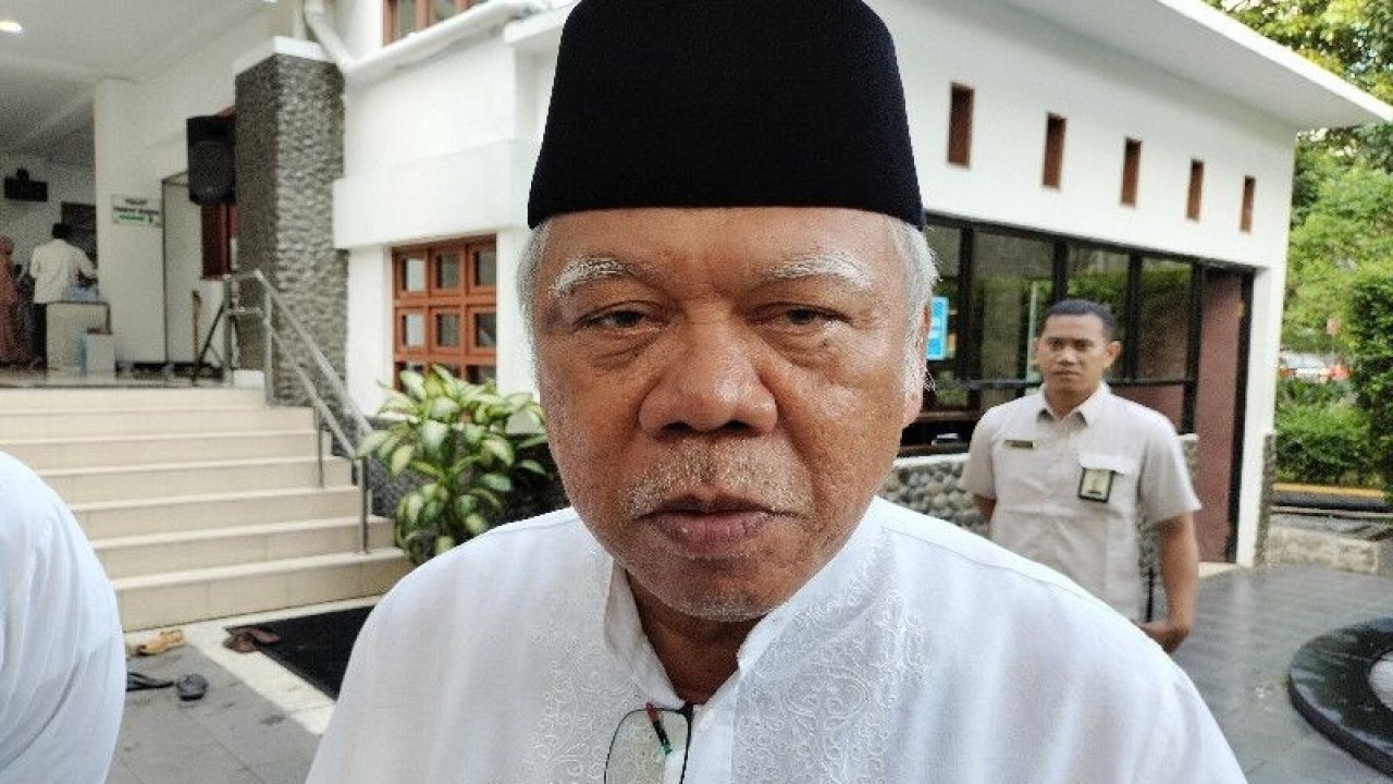 Menteri PUPR Basuki Hadimuljono menyampaikan keterangan kepada awak media setelah melaksanakan Sholat Idul Adha di Masjid As Salam Kementerian PUPR, Jakarta, Kamis (29/6/2023). ANTARA/Aji Cakti