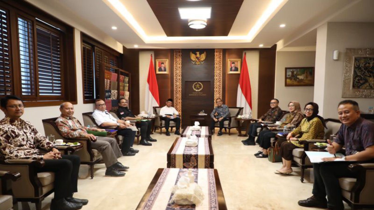 Pertemuan sejumlah menteri membahas wacana libur Hari Raya Idul Adha 1444 Hijriah menjadi dua hari, yaitu pada Rabu (28/6) dan Kamis (29/6), di Jakarta, Kamis (15/6/2023). ANTARA/HO-Humas Kementerian PAN-RB