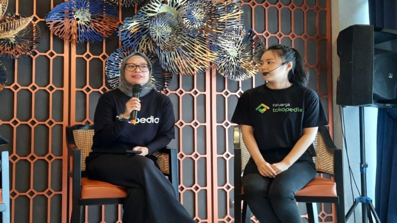 Kepala Divisi Corporate Affairs Tokopedia Rizky Juanita Azuz (kiri) bersama pemilik usaha Fog Apothecary Vivi Tantri dalam Workshop bersama UMKM Tokopedia di Medan, Rabu (21/6/2023).  (ANTARA/Lia Wanadriani Santosa)