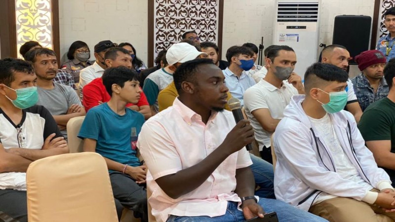 33 vocal point pengungsi dari setiap community house yang terdiri dari warga negara Afghanisthan, Sudan, Somalia, Iran, Pakistan berdiskusi dengan UNHCR di Pekanbaru. Antara/Humas Kemenkumham Riau.