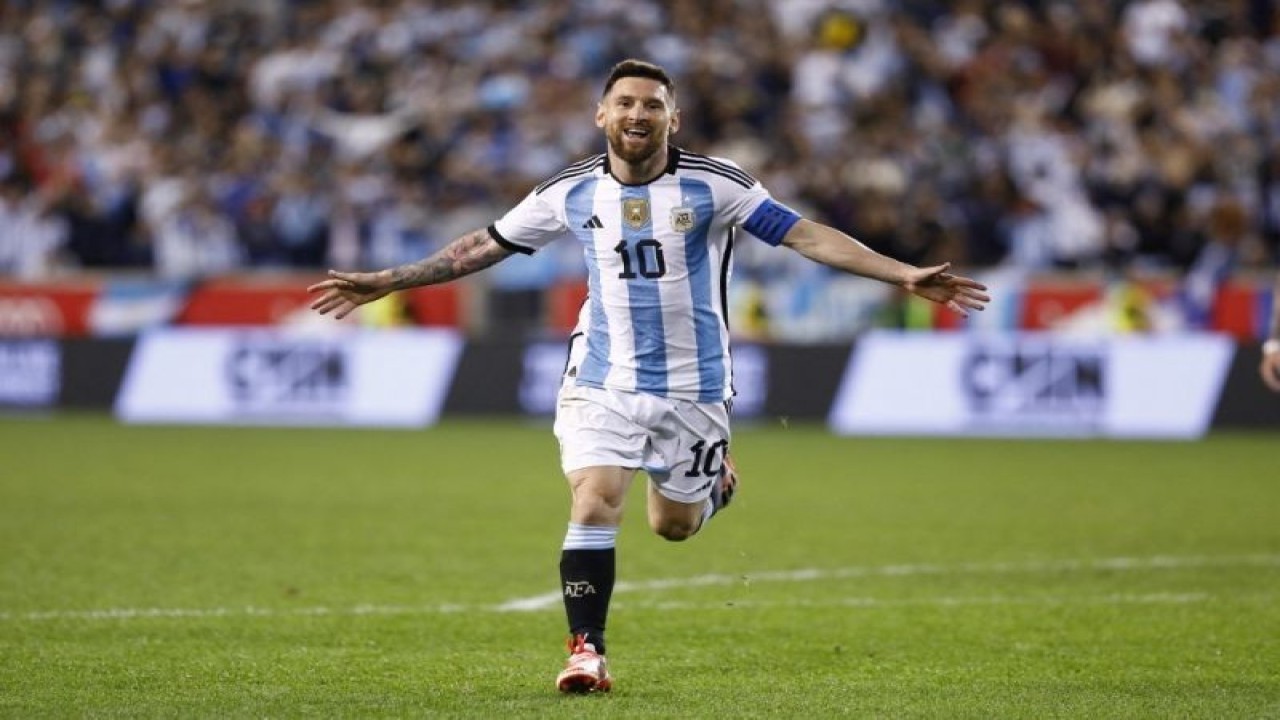 Foto Arsip - Kapten timnas Argentina Lionel Messi merayakan gol dalam pertandingan persahabatan antara Argentina melawan Jamaika pada 28 September 2022 di Red Bull Arena di Harrison, New Jersey. (AFP/ANDRES KUDACKI)