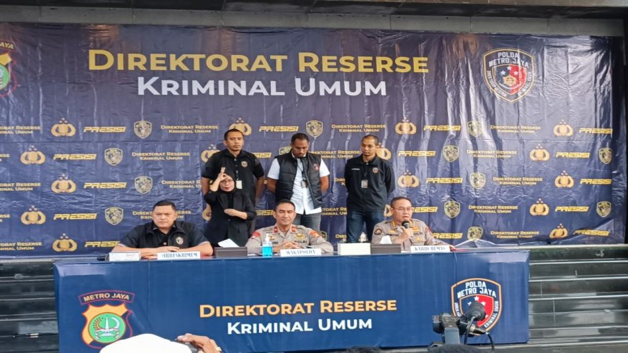 Wakapolda Metro Jaya Brigjen Pol Suyudi Ario Seto (tengah) bersama Dirreskrimum Polda Metro Jaya Kombes Pol Hengki Haryadi (kiri) dan Kabid Humas Polda Metro Jaya Kombes Pol Trunoyudo Wisnu Andiko (kanan) saat konferensi pers di Jakarta, Kamis (15/6/2023). ANTARA/Ilham Kausar