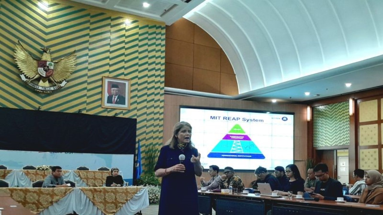 Dosen Senior MIT Sloan School of Management Shari Loessberg saat memaparkan tentang program MIT REAP di kantor Kemendikbudristek, Jakarta Selatan, Selasa (20/6/2023). (ANTARA/Lintang Budiyanti Prameswari)