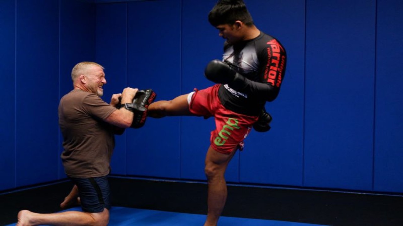 Petarung MMA Indonesia Jeka Saragih (kiri) berlatih bersama Marc Fiore (kiri) di Studio 540 di San Diego. (ANTARA/HO)
