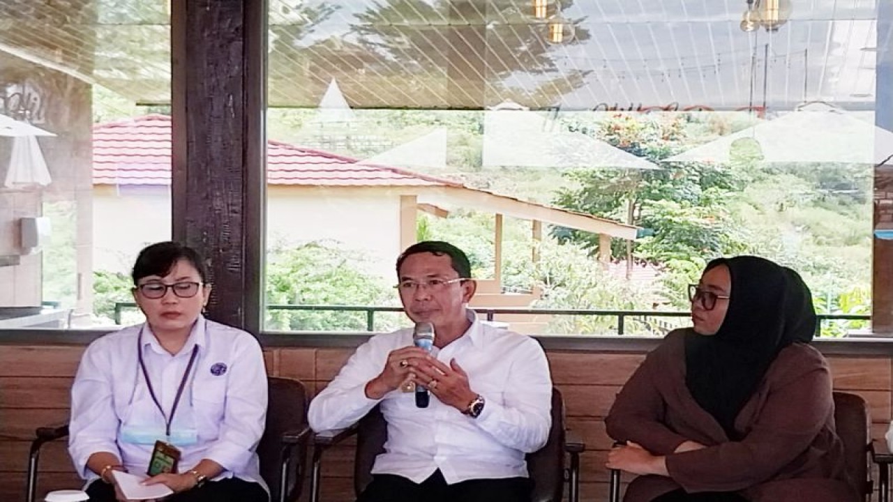 Bupati Sigi Mohamad Irwan (tengah) menyampaikan keterangan terkait investasi lestari melalui pelaksanaan Festival Lestari, di Sigi, Rabu (21/6/2023) (ANTARA/Muhammad Hajiji)