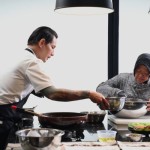 Momen ketika Menteri Sosial RI Tri Rismaharini membantu Chef Juna Rorimpandey mengaduk hidangan urap. (ANTARA/HO-Kemensos)-1687503363