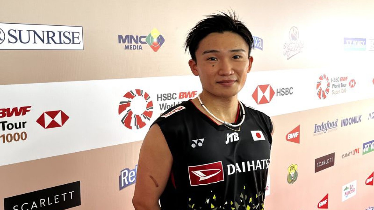 Atlet bulu tangkis Jepang Kento Momota saat ditemui usai pertandingan di Istora Senayan Jakarta, Selasa (13/6/2023). (ANTARA/Arnidhya Nur Zhafira)