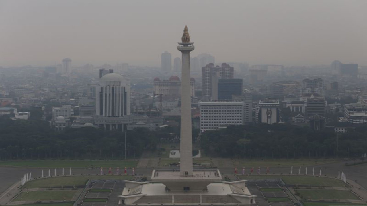 Suasana gedung bertingkat yang terlihat samar karena polusi udara di Jakarta, Selasa (6/6/2023). . ANTARA FOTO/Fauzan/aww