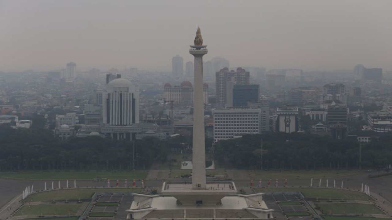 Suasana gedung bertingkat yang terlihat samar karena polusi udara di Jakarta, Selasa (6/6/2023). ANTARA FOTO/Fauzan/aww