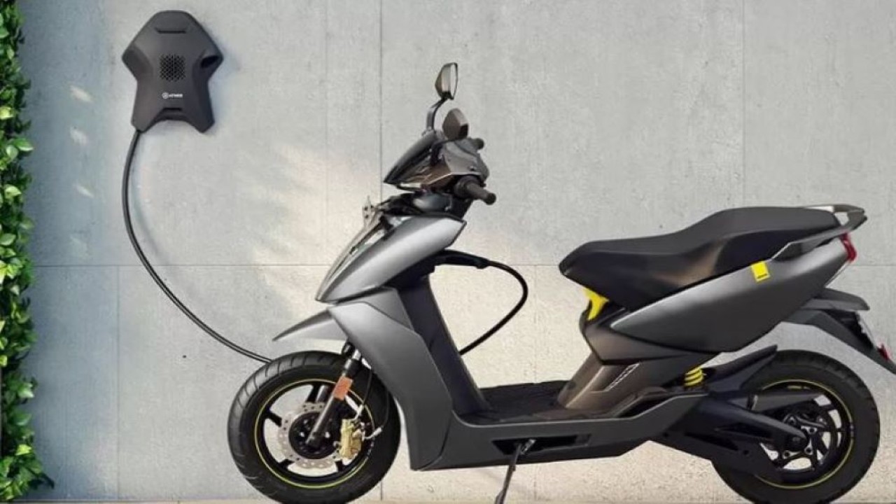 Ilustrasi. Motor listrik sedang melakukan pengisian daya. (Net)