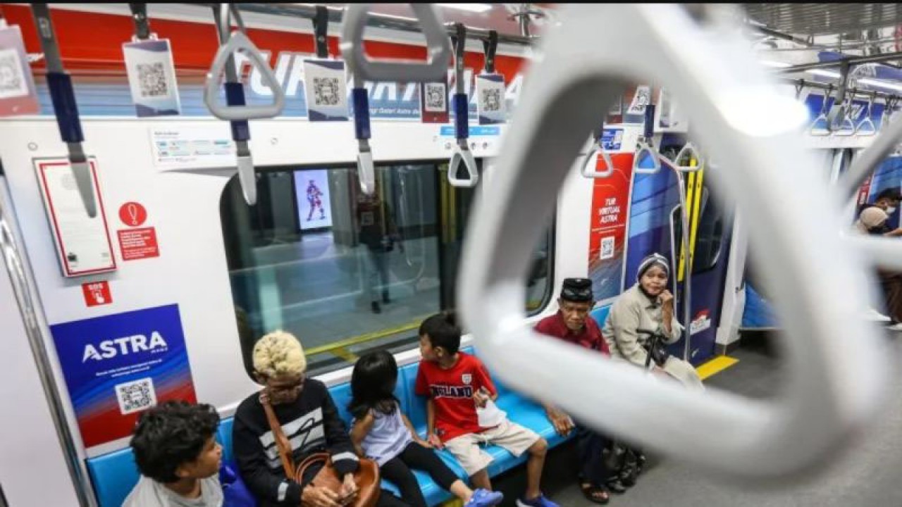 Sejumlah penumpang tidak menggunakan masker saat di dalam kereta MRT di Stasiun Bundaran HI, Jakarta, Minggu (11/6/2023). Dinas Perhubungan DKI Jakarta menerbitkan Surat Edaran (SE) Nomor 26/SE/2023 tentang protokol kesehatan di dalam sarana dan prasarana angkutan umum pada masa transisi menuju Endemi salah satunya MRT Jakarta mulai tanggal 11 Juni 2023 memperbolehkan penumpang tidak menggunakan masker bila sehat dan dianjurkan menggunakan masker bila kondisi sakit. ANTARA FOTO/Asprilla Dwi Adha/foc.