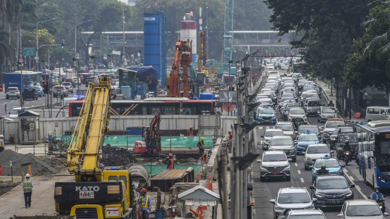 Pekerja menyelesaikan pembangunan proyek Moda Raya Terpadu (MRT) Fase II di Jalan MH Thamrin, Jakarta, Rabu (13/7/2022). ANTARA FOTO/Galih Pradipta/wsj.