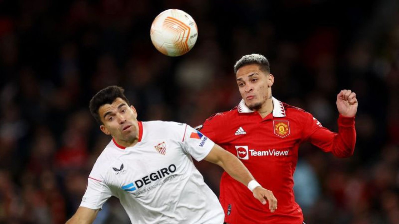 Pesepak bola Manchester United Antony berebut bola dengan pesepak bola Sevilla Marcos Acuna dalam pertandingan leg pertama perempat final Liga Eropa di Old Trafford, Manchester, Inggris (13/4/2023). Sevilla menahan imbang Manchester United dengan skor 2-2. ANTARA FOTO/Action Images via Reuters/Lee Smith/tom.