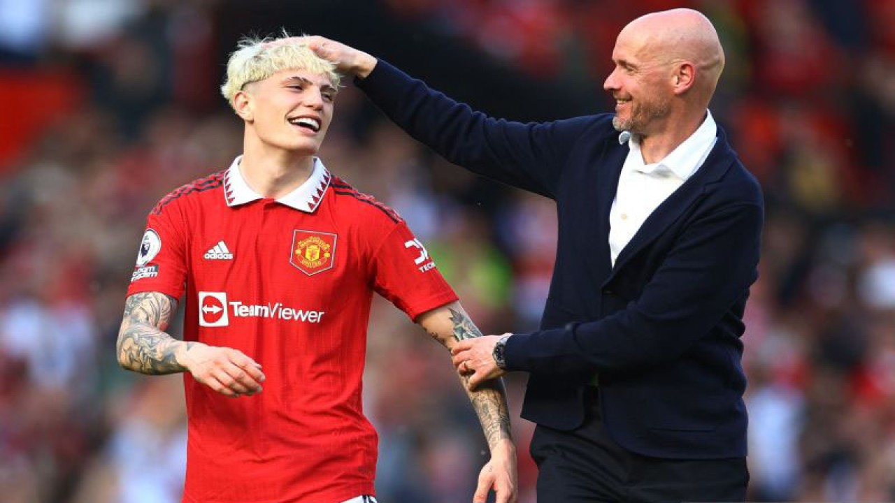 Pelatih kesebelasan Manchester United Erik ten Hag (kanan) berbincang dengan pemainnya Alejandro Garnacho usai melawan Wolverhampton Wanderers dalam laga lanjutan Liga Inggris di Old Trafford, Manchester, Inggris, Sabtu (13/5/2023). Setelah 12 laga absen akibat cedera, Garnacho masuk sebagai pemain pengganti dan mencetak satu gol untuk kemenangan 2-0 MU atas Wolves. ANTARA FOTO/ REUTERS/Carl Recine/foc.