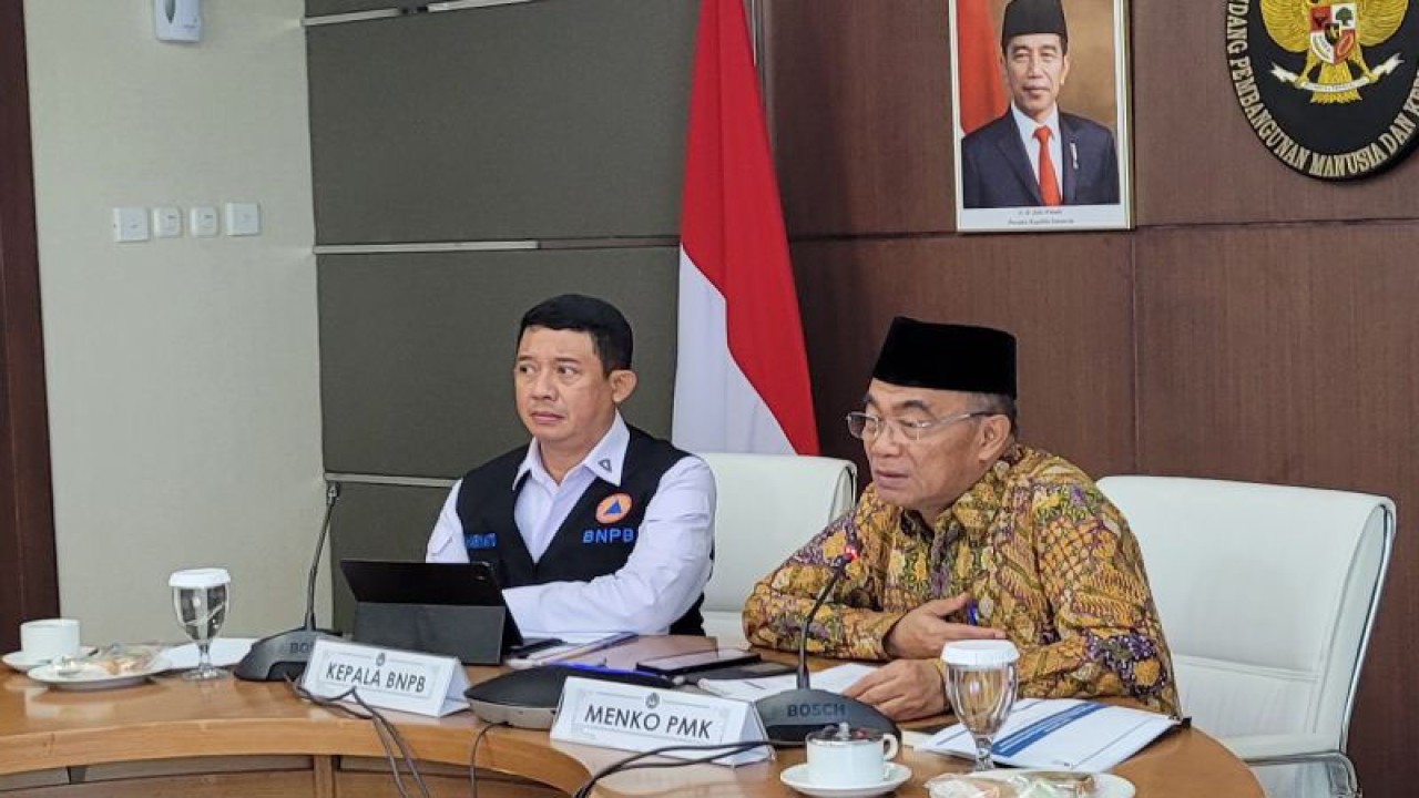 Menteri Koordinator Bidang Pembangunan Manusia dan Kebudayaan (Menko PMK) RI Muhadjir Effendy (kanan) pada konferensi pers yang diadakan di Jakarta, Rabu (14/6/2023) (ANTARA/Sean Filo Muhamad)