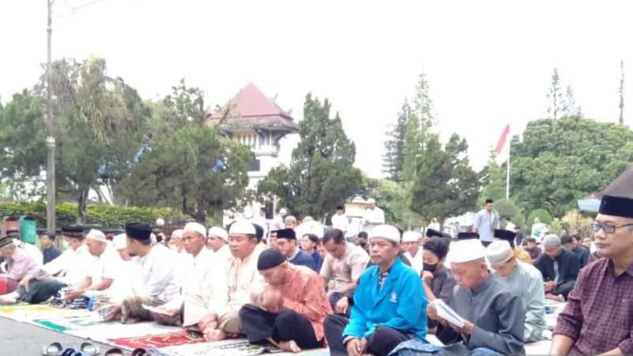 Warga Muhammadiyah menggelar Shalat Idul Adha di Halaman Kantor Bupati Temanggung. (ANTARA/Heru Suyitno)
