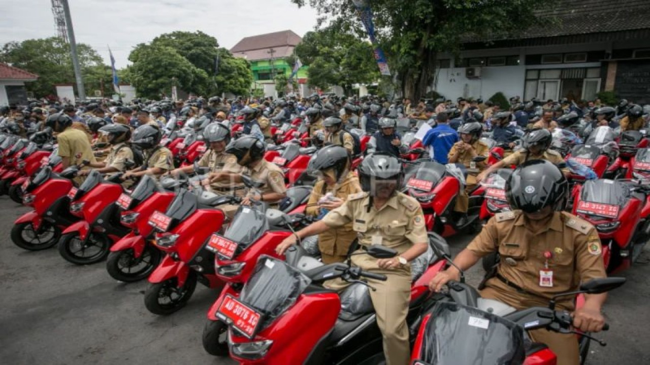 Lurah dan kepala desa mencoba menaiki motor dinas baru yang dibagikan usai acara Serah Terima dan Pembagian Motor Dinas Baru Lurah dan Kades di Kabupaten Wonogiri, Jawa Tengah, Senin (3/4/2023). (ANTARA FOTO/Mohammad Ayudha/rwa.)