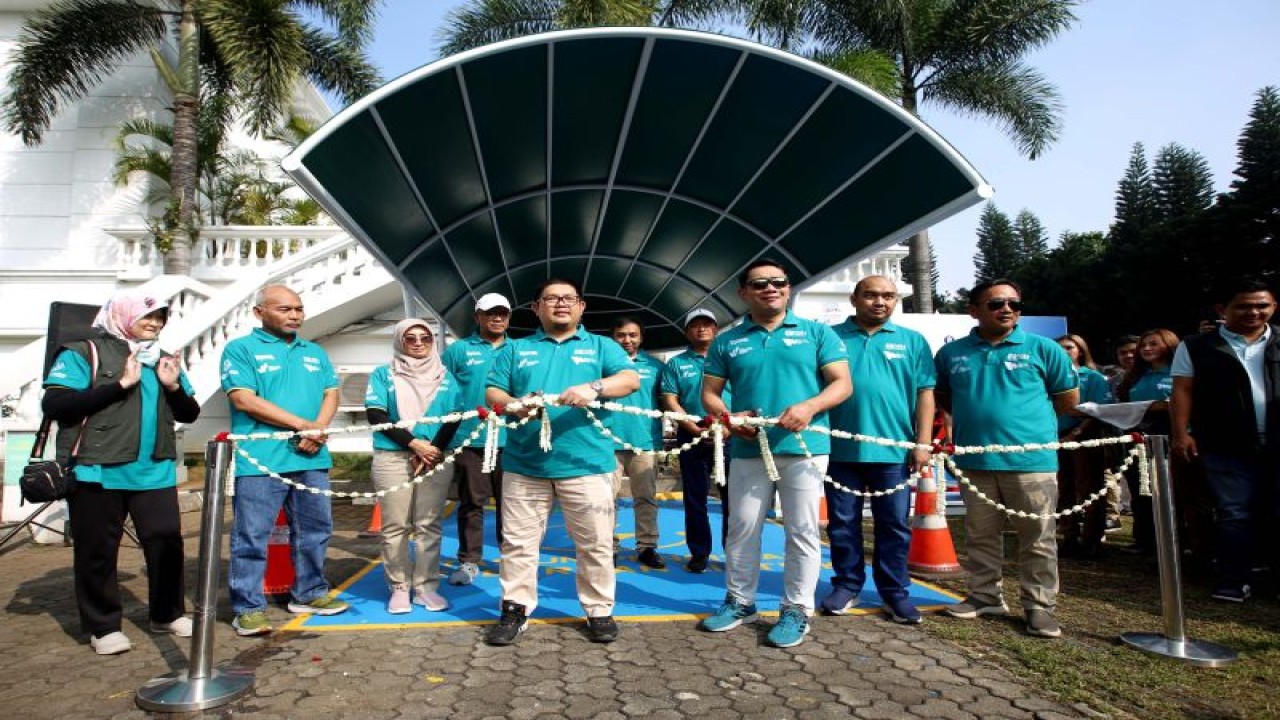 Gubernur Jawa Barat Ridwan Kamil menghadiri acara EV (Electric Vehicle) Fun Riding di halaman depan Bank Indonesia Kantor Perwakilan Jabar, di Kota Bandung, Minggu (25/6/2023). ANTARA/HO-Humas Pemda Jabar.