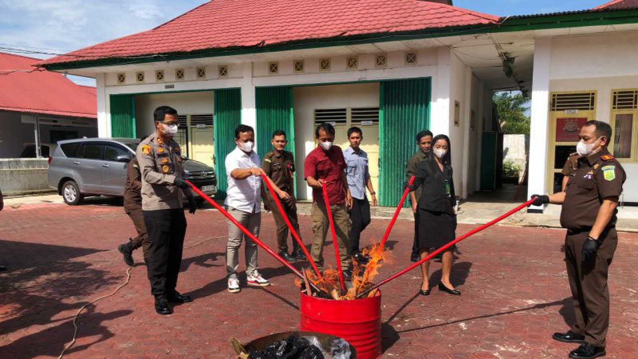 Kejaksaan Negeri Kabupaten Mukomuko memusnahkan barang bukti 24 kasus kejahatan, Rabu (14/6/2023) ANTARA/HO-Istimewa.
