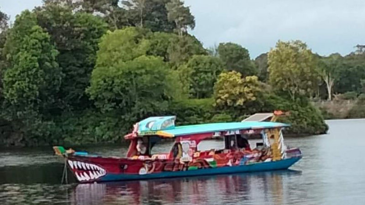 Kapal nelayan membawa pengunjung objek wisata mengelilingi objek wisata Danau Nibung, di Kabupaten Mukomuko, Bengkulu, Sabtu (24/6/2023). ANTARA/Ferri