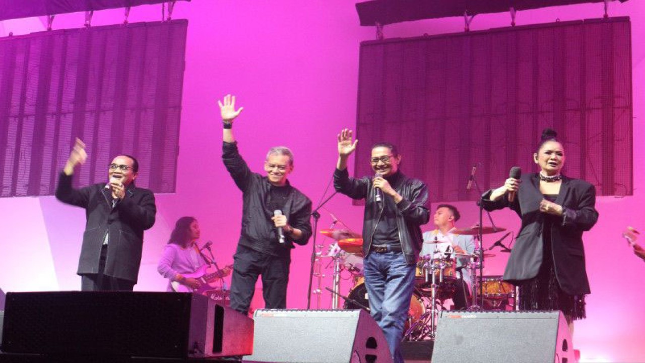 Empat musisi legendaris Tanah Air, Deddy Dhukun (kiri), Fariz RM (kedua dari kiri), Mus Mujiono (kedua dari kanan), Vina Panduwinata (kanan), tampil di atas panggung Java Jazz Festival 2023, di Jiexpo Kemayoran, Jakarta Pusat, Minggu (4/6). (ANTARA/Pamela Sakina)