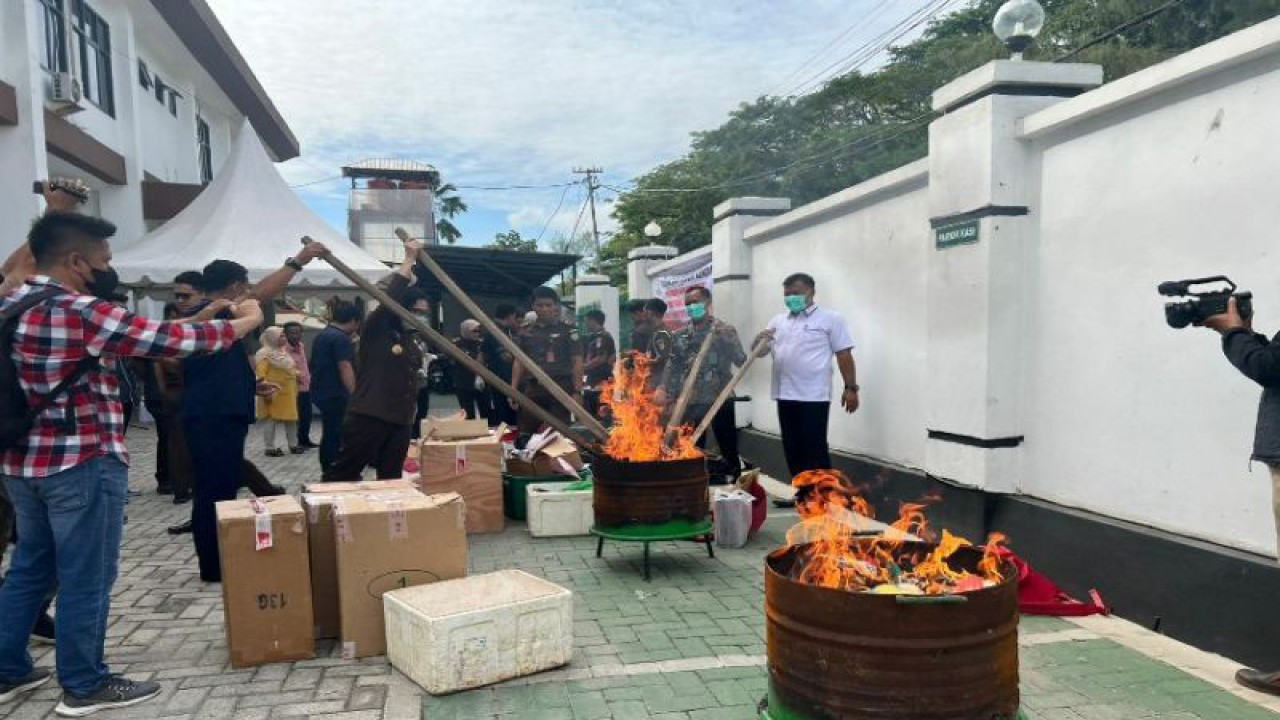 Kejari Kendari musnahkan barang bukti sejumlah perkara pidana, di Kendari, Selasa (20/6/2023) (ANTARA/Harianto)