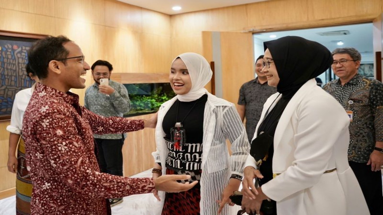 Menteri Pendidikan, Kebudayaan, Riset, dan Teknologi (Mendikbudristek) Nadiem Anwar Makarim dan Putri Ariani di di Kantor Kementerian Kebudayaan, Riset, dan Teknologi (Kemendikbudristek), Jakarta, pada Jumat (9/6/2023). (ANTARA/HO-Kemendikbudristek)