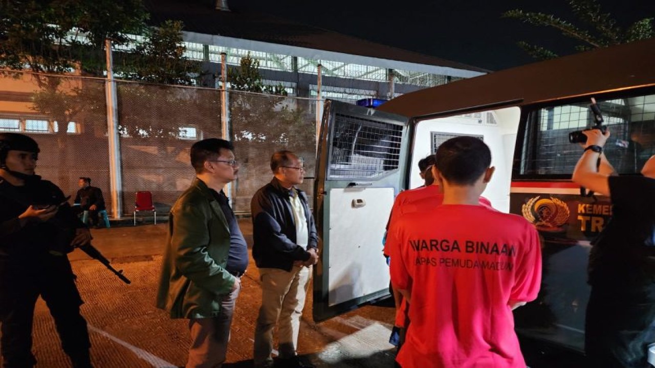 Kanwilkumham Jatim melakukan pemindahan narapidana risiko tinggi ke Lapas Nusakambangan. ANTARA/HO Kanwilkumham Jatim