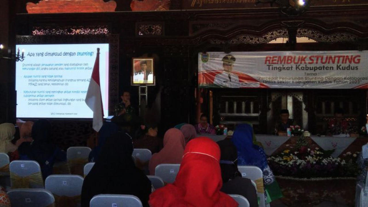 Narasumber menyampaikan paparan dalam acara rembug stunting di Pendopo Kabupaten Kudus, Selasa (27/6/2023). (ANTARA/Akhmad Nazaruddin Lathif)