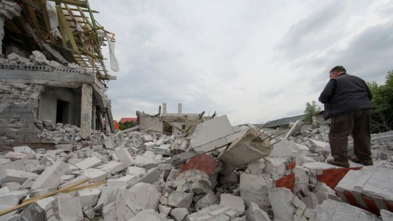 Seorang pria berdiri di atas puing-puing bangunan yang rusak akibat serangan militer Rusia di Kharkiv, Ukraina (11/6/2023). Militer Ukraina mengatakan bahwa pasukannya terlibat dalam pertempuran sengit di garis depan dan sekitar 25 pertempuran telah terjadi selama satu hari terakhir di sejumlah wilayah. ANTARA FOTO/REUTERS/Vyacheslav Madiyevskyy/tom.