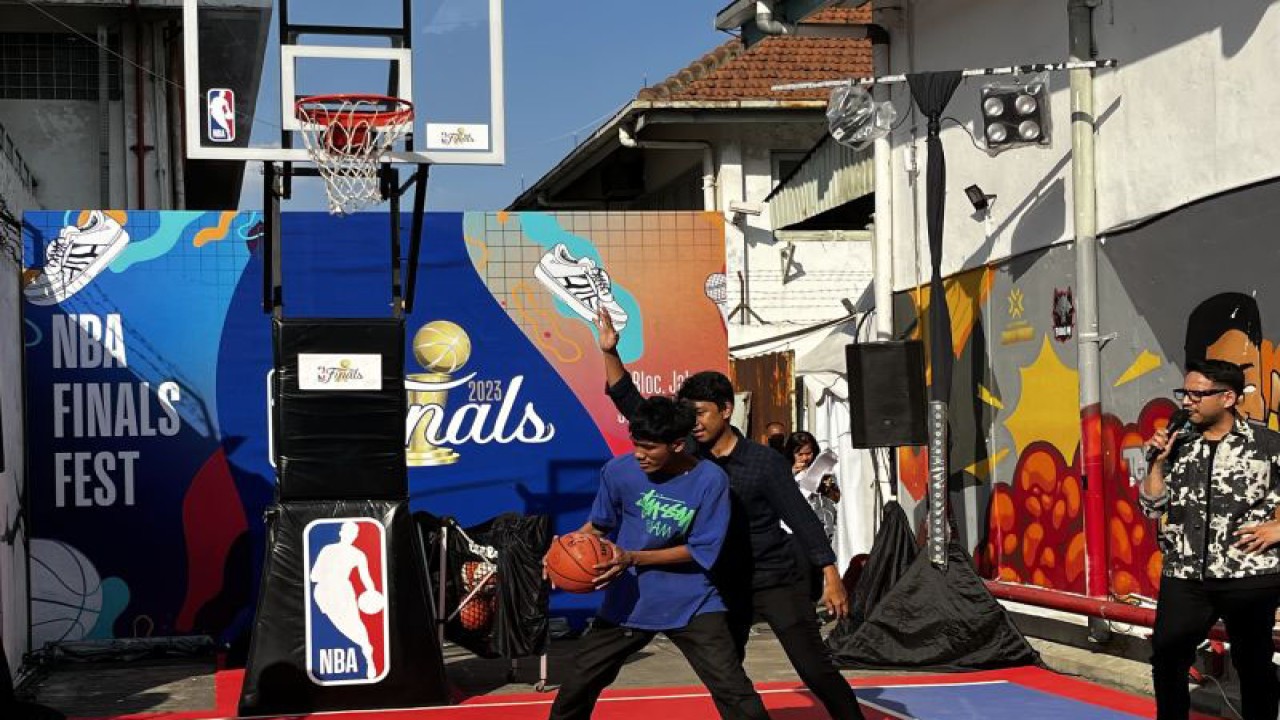 Pengunjung menjajal permainan basket yang bisa dicoba secara gratis pada NBA Final Fest yang digelar di M Bloc Space Jakarta, Jumat (9/6/2023). (ANTARA/Arnidhya Nur Zhafira)