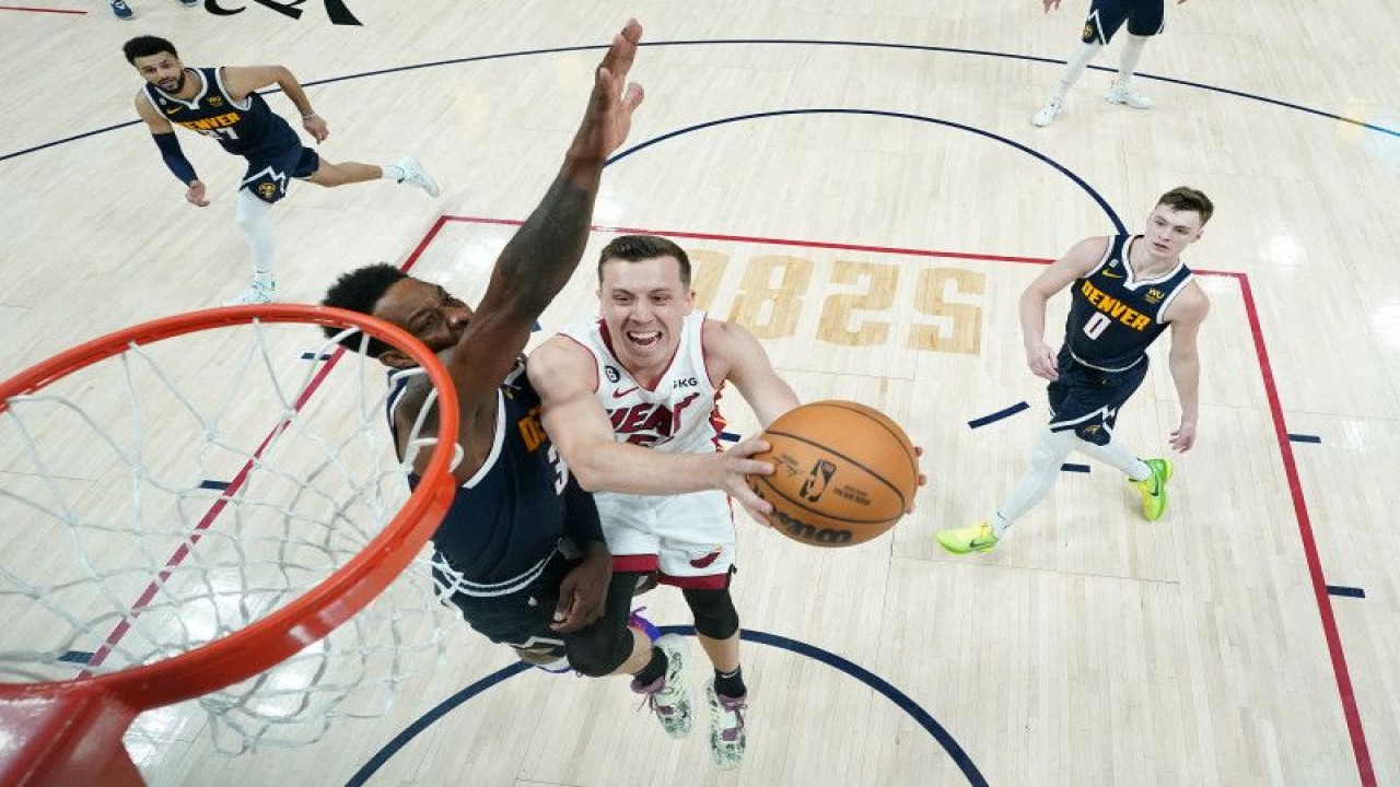 Ilustrasi - DENVER, COLORADO - JUNE 04: Duncan Robinson #55 of the Miami Heat drives to the basket against Jeff Green #32 of the Denver Nuggets in Game Two of the 2023 NBA Finals at Ball Arena on June 04, 2023 in Denver, Colorado. NOTE TO USER: User expressly acknowledges and agrees that, by downloading and or using this photograph, User is consenting to the terms and conditions of the Getty Images License Agreement. Mark J. Terrill - Pool/Getty Images/AFP (Photo by POOL / GETTY IMAGES NORTH AMERICA / Getty Images via AFP) (Getty Images via AFP/POOL)