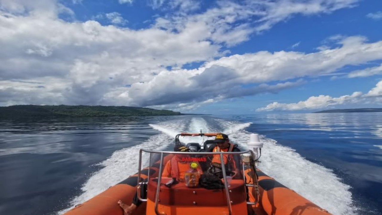 Tim SAR gabungan mcari seorang nelayan bernama La Wane (53) yang dilaporkan hilang di Teluk Lande, Kabupaten Buton Selatan, Jumat (9/6/2023). (ANTARA/HO-Humas Basarnas Kendari)