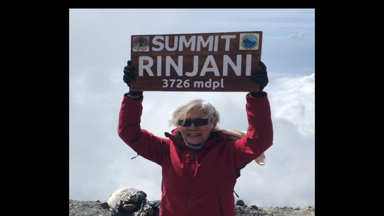 Anar Tiur Samosir, nenek berusia 71 tahun asal Bekasi, Jawa Barat, berhasil mencapai puncak Gunung Rinjani, Lombok, Nusa Tenggara Barat yang memiliki ketinggian 3.726 Meter di atas Permukaan Laut (Mdpl).