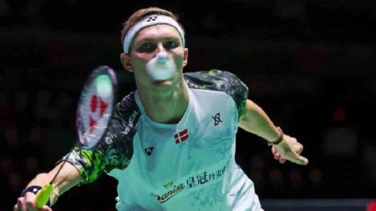 Foto arsip - Pebulu tangkis tunggal putra Denmark Viktor Axelsen mengembalikan kok ke arah lawan pebulu tangkis tunggal putra Indonesia Anthony S. Ginting pada babak perempat final BWF World Championships 2022 di Tokyo Metropolitan Gymnasium, Tokyo, Jepang, Jumat (26/8/2022). Axelsen mengalahkan Ginting 21-10 dan 21-10. (ANTARA FOTO/Naoki Morita/AFLO SPORT/rwa.)