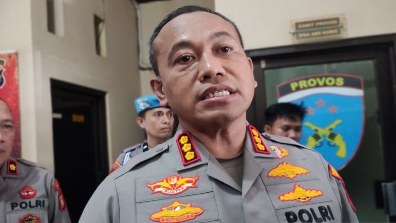 Kapolrestabes Makassar, Kombes Pol Mokhamad   Ngajib menjawab pertanyaan wartawan terkait penanganan kasus penipuan investasi bodong disela rilis kasus di Polsek Tamalarea Makassar, Sulawesi Selatan, Senin (12/6/2023). ANTARA/Darwin Fatir.