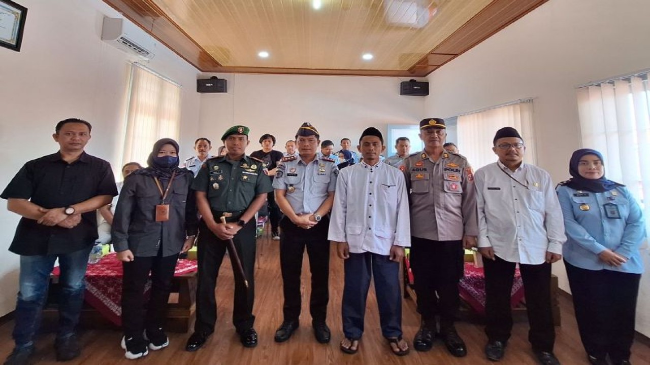 Proses ikrar setia NKRI yang dilakukan oleh seorang narapidana kasus terorisme (napiter) atas nama Arif Murtopo di Aula Adi Soejatno, Lapas Kelas IIB Ngawi yang disaksikan oleh Kalapas Ngawi Gowim Mahali, Komandan Kodim 0805/Ngawi, perwakilan BNPT, Densus 88 Antiteror, Polres Ngawi, Kemenag Ngawi, dan Bapas Madiun, Selasa (13/6/2023). ANTARA/HO-Humas Kemenkumham Jatim