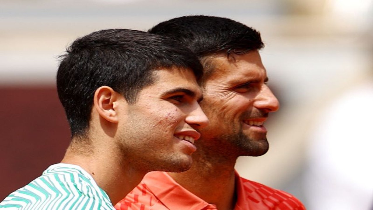 Petenis Serbia Novak Djokovic (kanan) bersama petenis Spanyol Carlos Alcaraz (kiri) berpose sebelum pertandingan semifinal French Open mereka di Roland Garros, Paris, Prancis, Jumat (9/6/2023). (ANTARA/REUTERS/Lisi Niesner)
