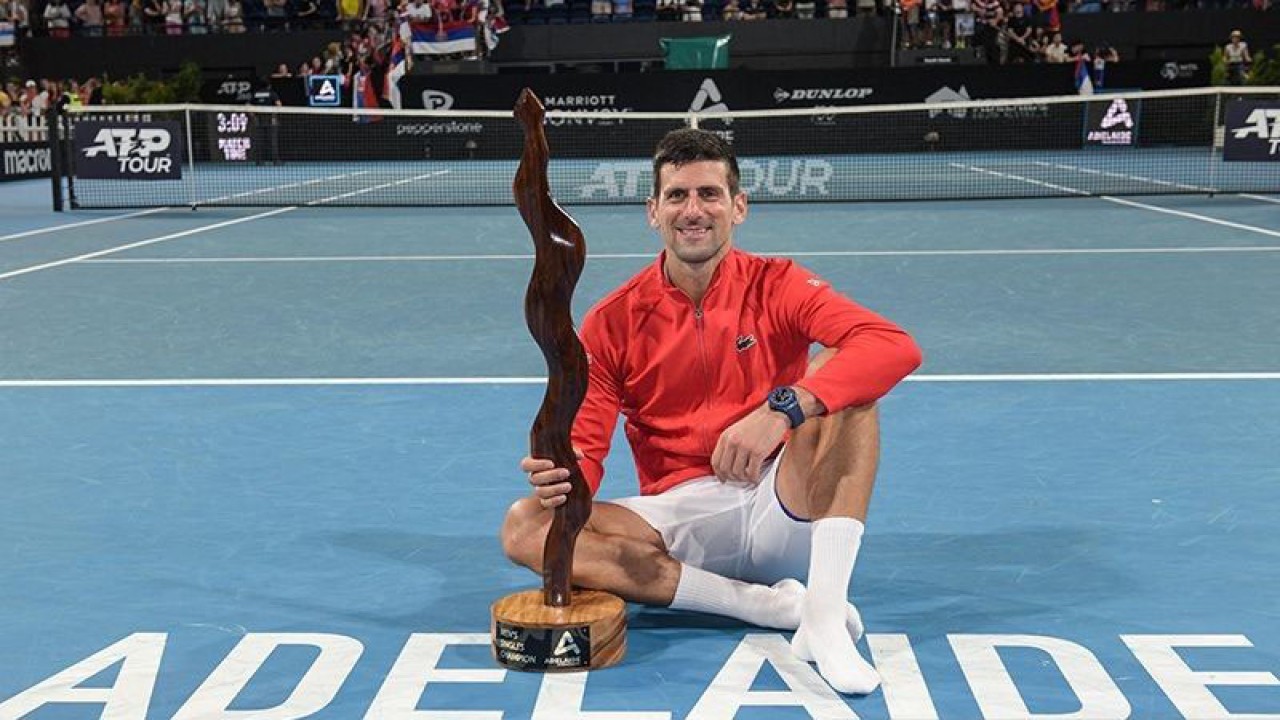Petenis Serbia Novak Djokovic merayakan kemenangan partai final turnamen ATP Adelaide International di Adelaide, Australia (8/1/2023). (ANTARA/AFP/Brenton Edwards/aa.)