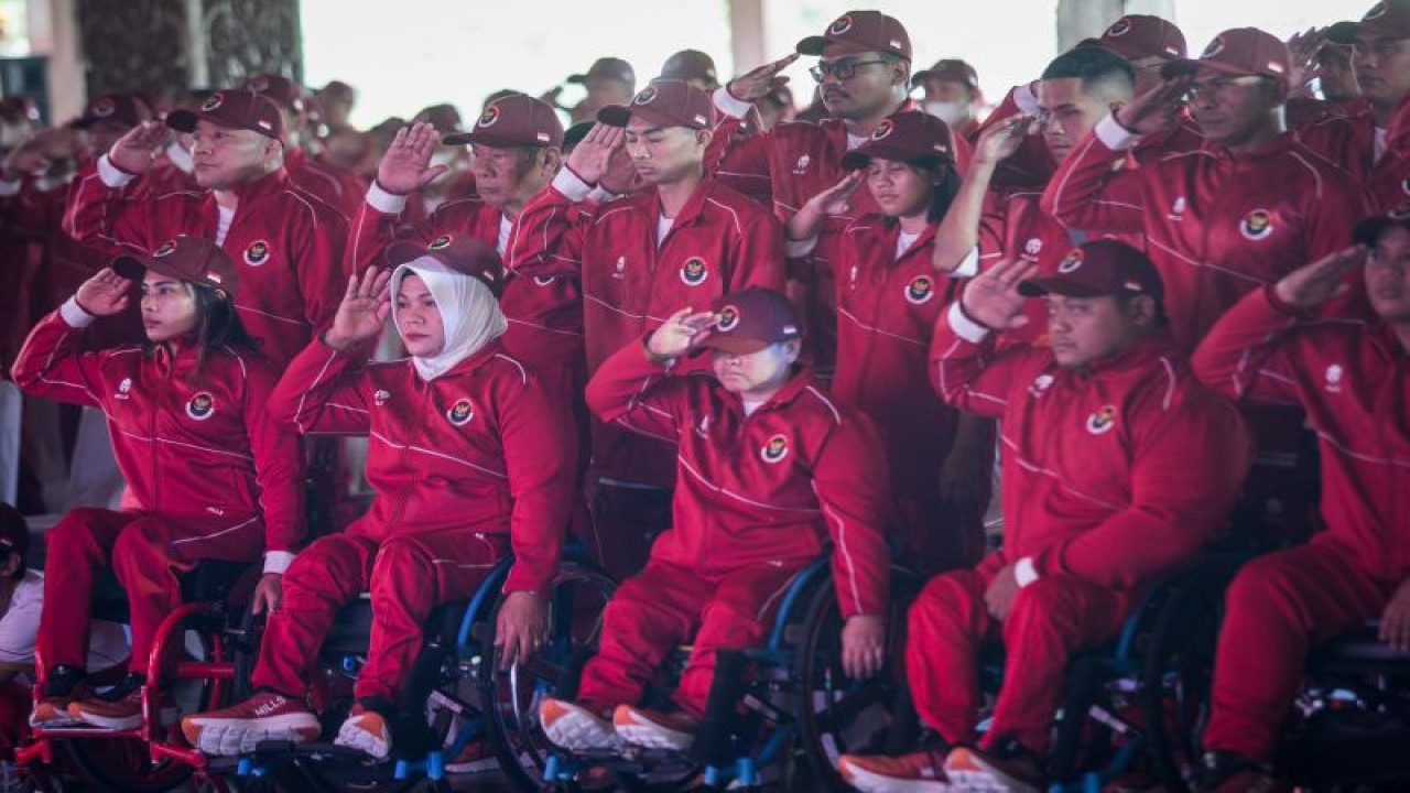 Atlet National Paralympic Committee (NPC) memberi hormat pada acara Pengukuhan dan Pelepasan Kontingen ASEAN Para Games XII Kamboja 2023 di Balai Kota, Solo, Jawa Tengah, Senin (29/5/2023). . ANTARA FOTO/Mohammad Ayudha/aww. (ANTARA FOTO/MOHAMMAD AYUDHA)