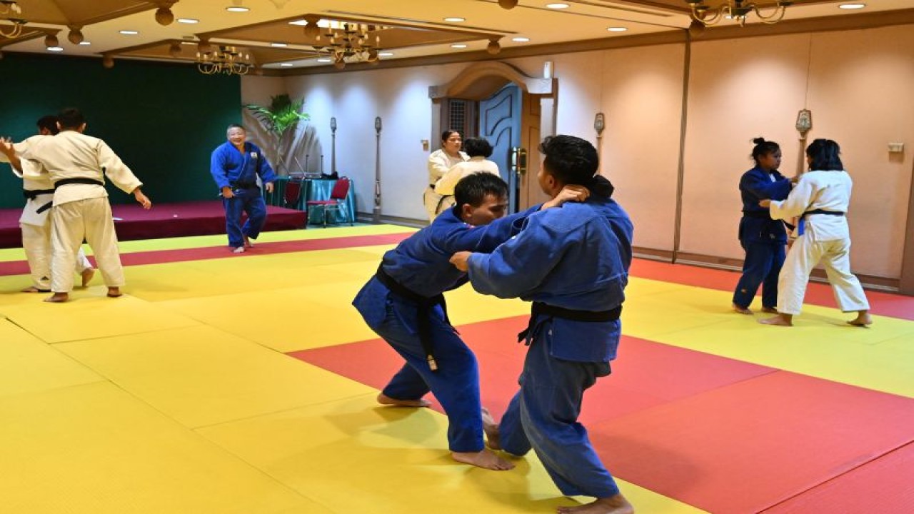 Para atlet blind judo Indonesia saat latihan di pelatnas NPC Indonesia untuk ASEAN Para Games Kamboja 2023 di Hotel Sahid Jaya, Surakarta, Jawa Tengah (17/05/2023). NPC Indonesia/ Agung Wahyudi (ANTARA/HO-NPC Indonesia)