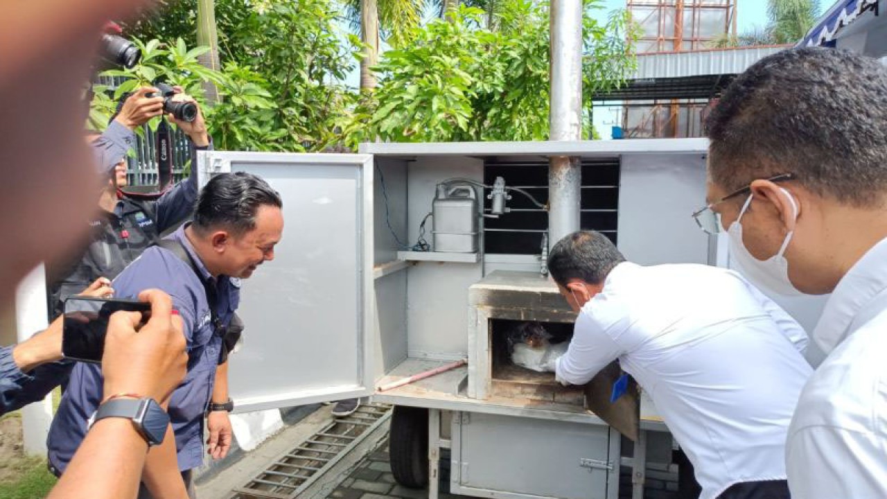 Kepala BNNP NTB Brigjen Pol. Gagas Nugraha (kedua kanan) memasukkan paket ganja ke dalam mesin insenerator dalam giat pemusnahan barang bukti kasus peredaran narkoba di Mataram, NTB, Senin (12/6/2023). ANTARA/Dhimas B.P.