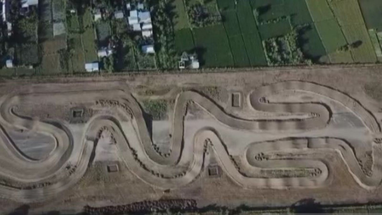 Tangkapan layar video sirkuit internasional motorcross untuk penyelenggaraan Motorcross Grand Prix (MXGP) pada 1-2 Juli 2023 di Eks Bandara Selaparang, Kota Mataram, Nusa Tenggara Barat (NTB) yang masih dalam tahap pengerjaan. (ANTARA/Nur Imansyah).